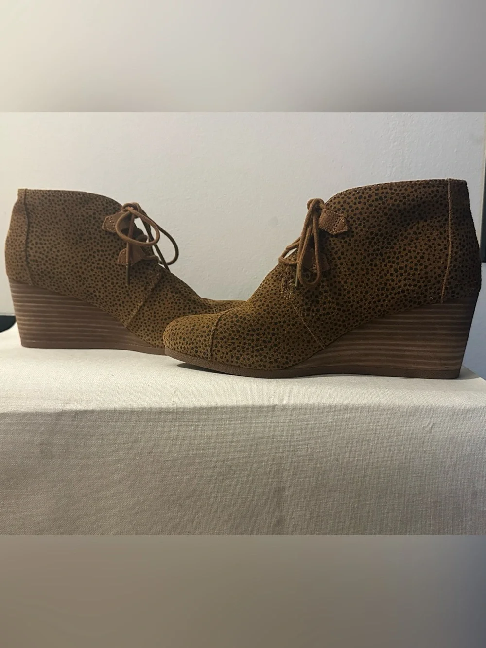 TOMS Kala Wedge Booties Tan Mini Cheetah Suede NWOT Size 9.5 OrthoLite